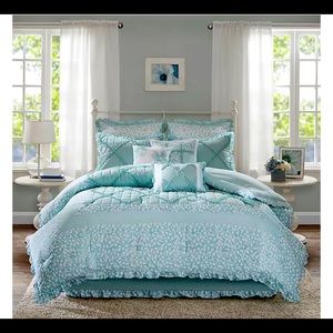 Queen seize 9 piece comforter set